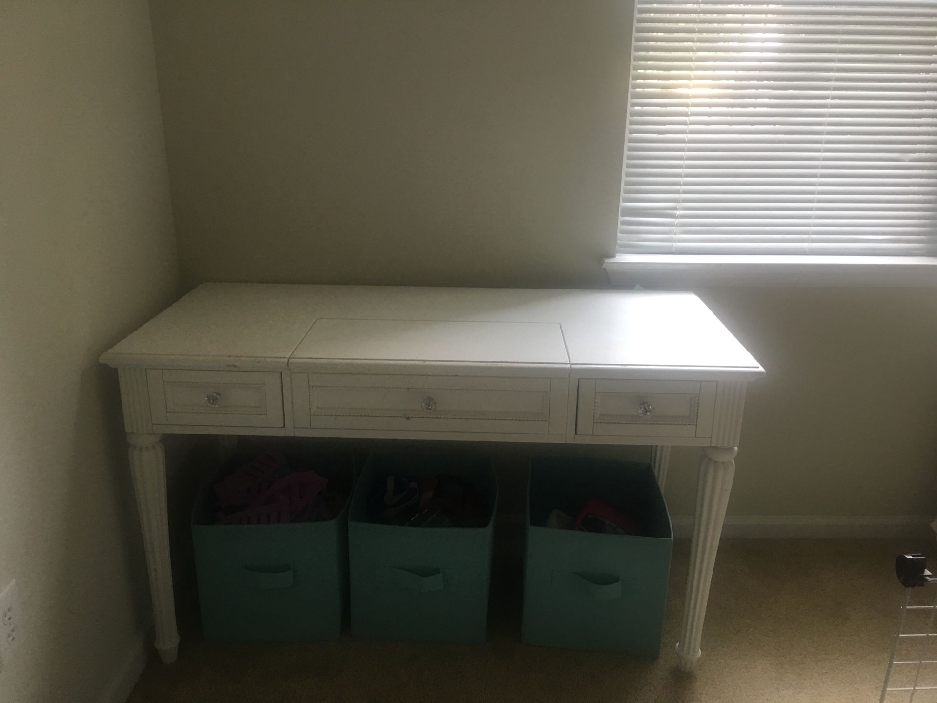 Girls room desk