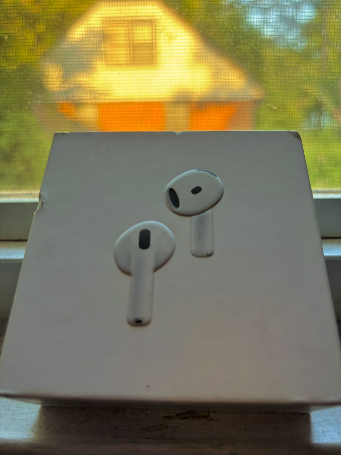 Apple AirPod 4s active noise cancellation