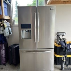 Frigidaire Gallery 27.2  cu ft Refrigerator 