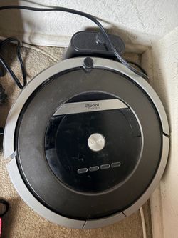iRobot Roomba 870 Robot Vacuum with Charging Base