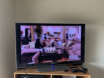 Samsung TV 55” With Sound Bar And Subwoofer