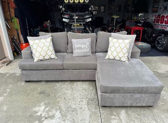 Perfect condition gray reversible chase sectional couch !!