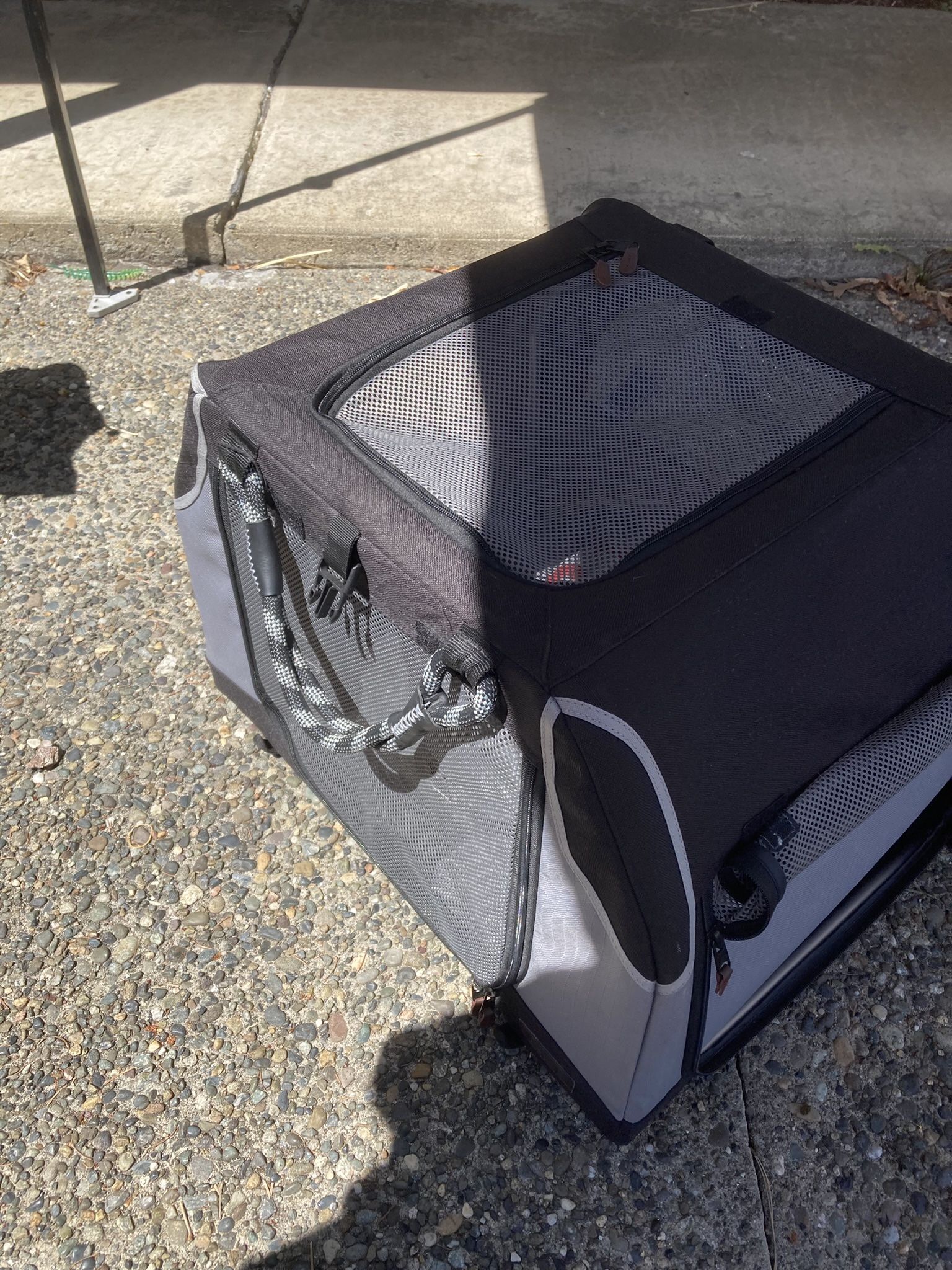 FOLDABLE DOG CRATE 24 IN L x 17.9 IN W x 16.9 IN H (61 cm L x 45 cFOLDABLE DOG C CRATE 24 IN L x 17.9 IN W x 16.9 IN H (61 cm L x 45 cm W x 43 cm H)