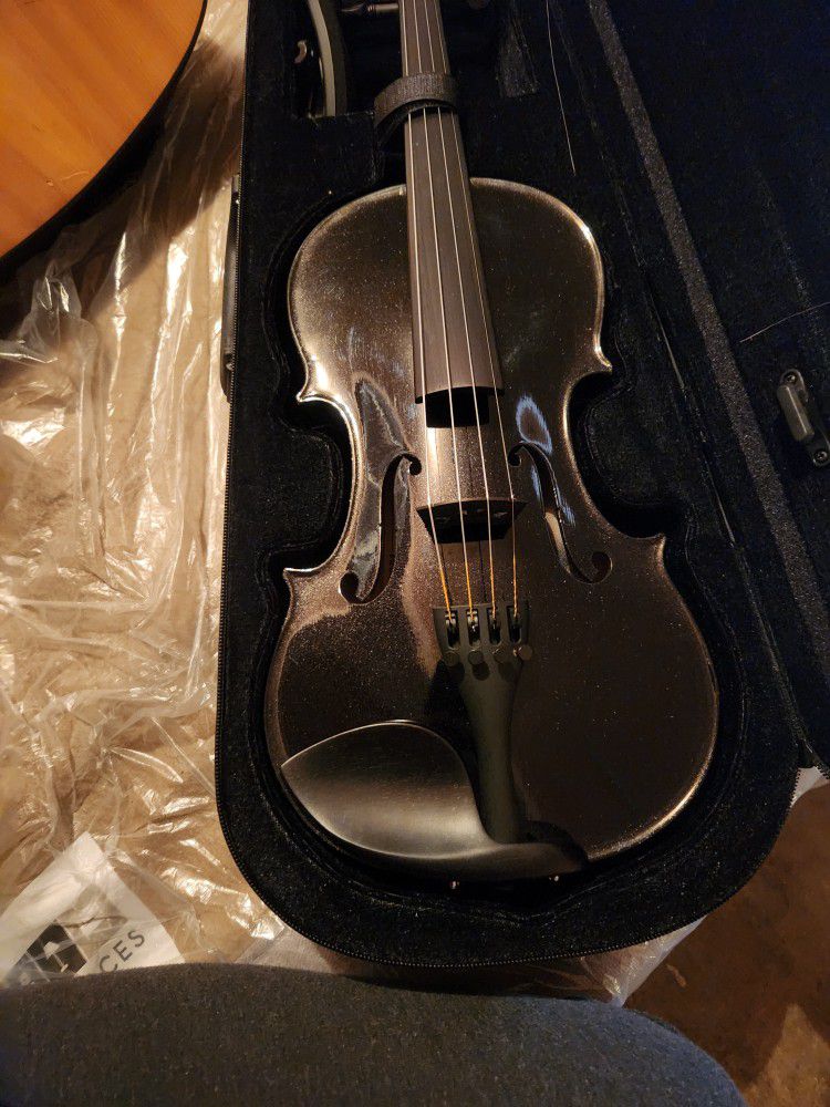 Tower Violin With Case and Accessories 