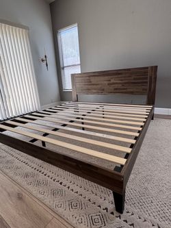 KING SIZE BED - LIKE NEW