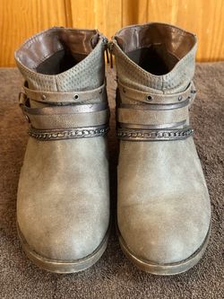 SO Redbud Gray Ankle Booties Size 8 Strappy Chain Moto Boho Boots