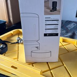 Automatic pet feeder