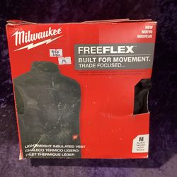 🧰🛠Milwaukee Men's MEDIUM Black FREEFLEX Lightweight Insulated Vest-NEW!-$45!🧰🛠