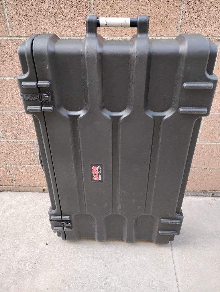 (New) Gator GLED4045ROTO Roto-Molded LCD/LED Screen Case with Wheels (40 to 45")
Looks new,used 1x.