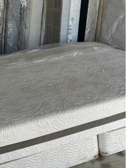 USED KING SIZE SEALLY POSTUREPEDIC MATTRESS ONLY