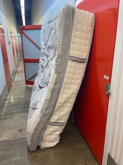 King Size 14" Hybrid Mattress - Classic Brands Gramercy (Pick up only)
