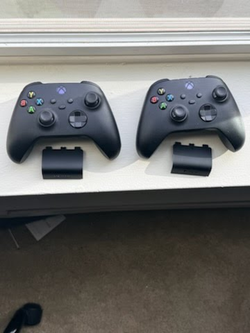 2 xbox controllers