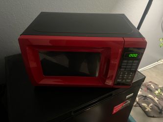 Red 700-Watt Countertop Microwave