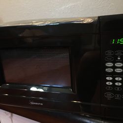 NEW countertop microwave