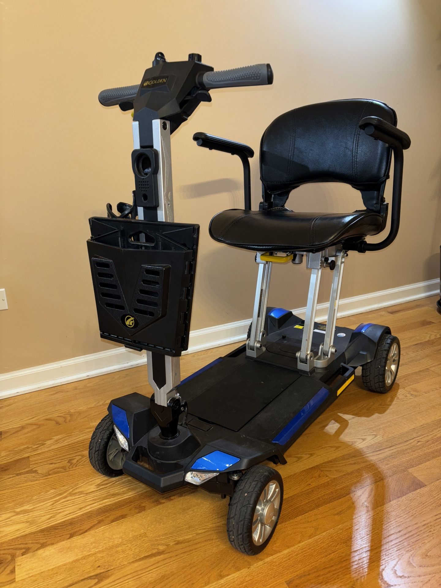 Electric Mobility Scooter. Lightweight Fold Flat Mobility Scooter.