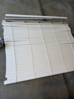 White Horizontal Window Blinds in good shape! 58” wide by about 4’ long. Comes with hardware.