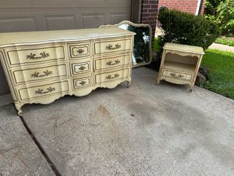 63L x 21”Dx 33”H VINTAGE 9 DRAWER FRENCH PROVINCIAL DRESSER W/MIRROR &(1)NIGHTSTAND DOVETAIL FRONT/BACK DRESSER ORIGINAL HARDWARE TWO IS BROKEN EXCELL