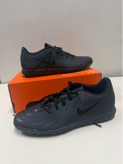 Nike Phantom GX II Club TF shoes feature a "Black/Deep Jungle".