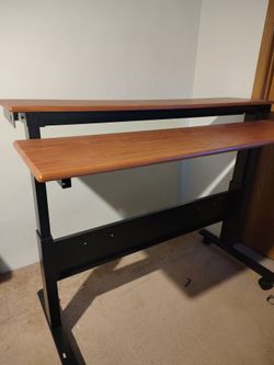 Height adjustable desk