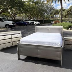 Beautiful Bedroom Set Queen Size Solid Wood Golden Color In Excellent Condition By Global Furniture