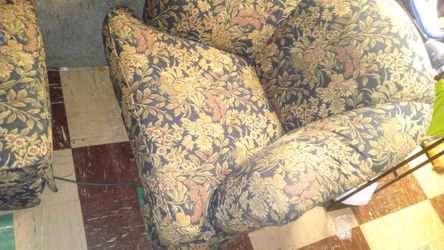 2 Oversized Art Van Chairs And Matching Couples Couch With Matching Ottoman 