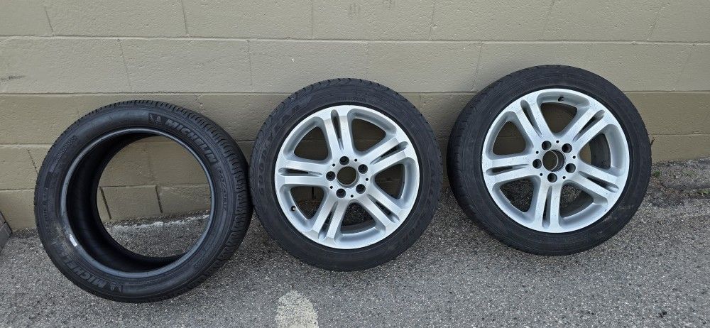 A PAIR OF 17" MERCEDES RIMS WITH TIRES