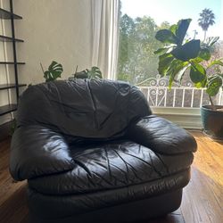 Black Leather Italian Lounge Chair