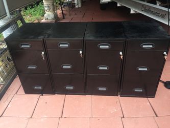 4 Staples filing cabinets w keys and lock exc condition 75$ each or 250$ for all