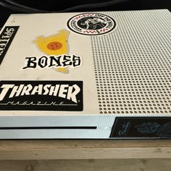 Xbox ONE 500GB + Controller And Games