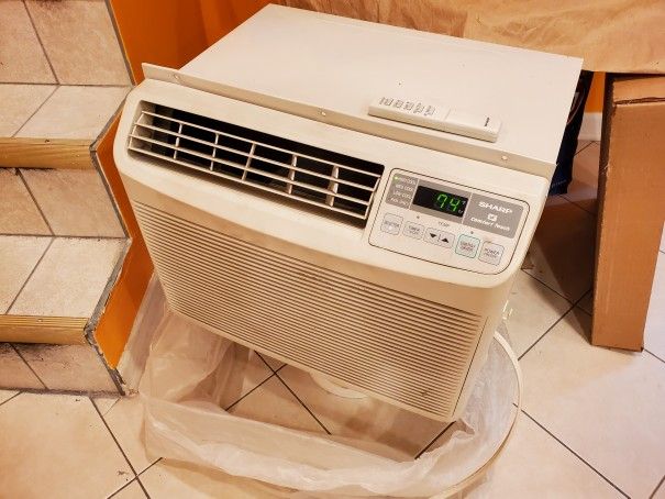 SHARP Air Conditioner -- Window unit -- 5,000 BTU