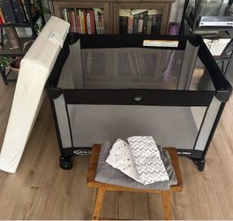 Pack n play w/extra mattress/bedding
