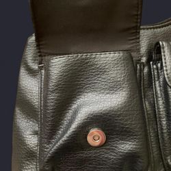 Stunning black leather bad with two large (116)36