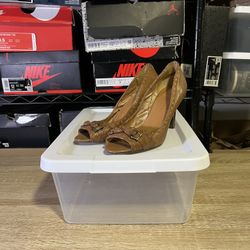 WOMEN’S BROWN PEEP TOE HEELS • LIKE NEW 