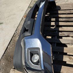 🚘 FRONT BUMPER – 2014-2019 GMC SIERRA 2500 / 3500 HD 🚘  💲 $899  • Original OEM • Excelente condición • Listo para instalar • No broken tabs • Fits 