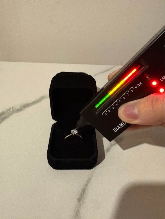 VVS1 Moissanite Engagement Ring 