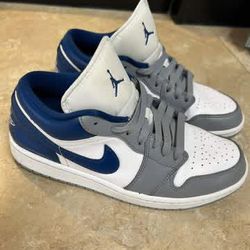 Air Jordans Blue & White Size 9 (woman)