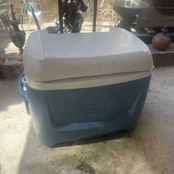 PREOWNED IGLOO CHEST COOLER WHEELED BIG 