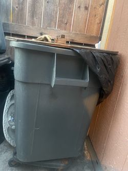 4 Plastic outdoor garbage bins