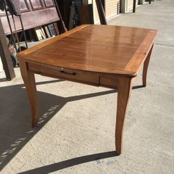 🌺BEAUTIFUL WOOD DINNER TABLE AND 4 CHAIRS WITH METAL ORNAMENTS 🌺