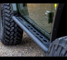 Ironman RAID Heavy Duty Side Steps / Rock Sliders on Jeep JLU