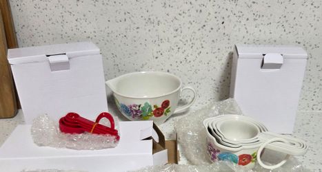 The Pioneer Woman Melamine four measuring cups, four measuring spoons, 16 oz. measuring pitcher