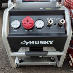 HUSKY 4.5 GALLON AIR COMPRESSOR IN THE BOX