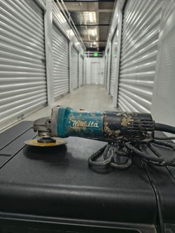 Makita Corded Angle Grinder + 12 Assorted Discs