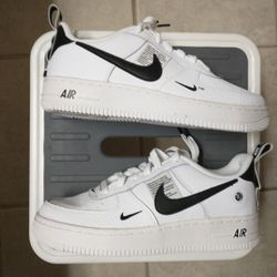 New Nike Air Force 1 LV8 Utility Gs Size 5.5y Overbranding