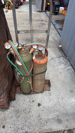 Oxygen acetylene torch with extra tips and hoses