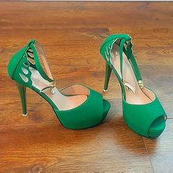 Zapatillas SHEIN verdes.
