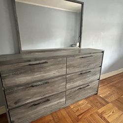 Dresser With Mirror