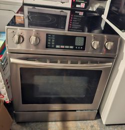 STAINLESS STEEL GLASSTOP STOVE SLIDE IN CONVECTION OVEN AND AIR FRYER.....$ 400