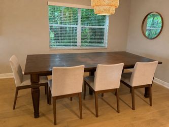 Large Solid Wood extendable dining table 4 to 8 people