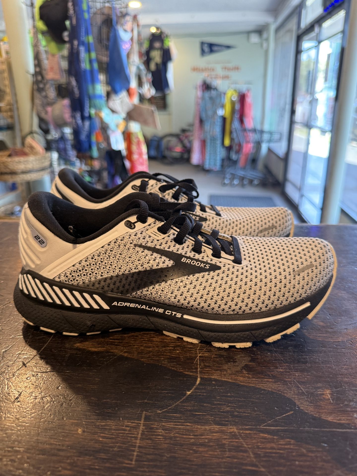 Brooks Adrenaline GTS 22 Women’s Size 8